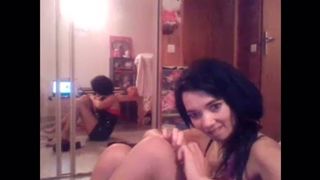 Длинноногая брюнетка раздевается на камеру и нюхает свои красные трусики