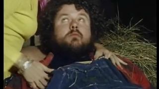 Хозяйка фермы в сарае отсосала у жирного работника и поеблась с ним в мохнатку