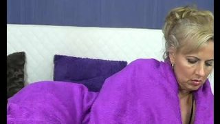 Сексапильная зрелка общается со зрителем и ласкает мокрую пизду пальцами и дилдо