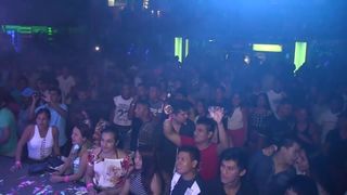 Высокая девка на сцене танцует для парня стриптиз и светит своими сиськами