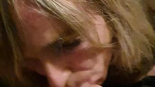 Мужик даёт зрелому трасу соседу сосать хуй и снимает минет на телефон