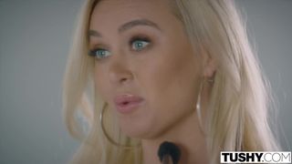 Парень жестко трахнул в рот блондиночку,а потом и в попку усадив сверху на себя