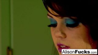 Лесбиянки Кети и Элисон трахаются прямо на кухне в новой квартире