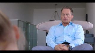 Отчим решил помочь дочке с растяжкой и трахнул ее в порванные шорты пока мамки не было дома