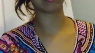 Армянка оголяет грудь и наливает в стакан молоко с сиськи на камеру