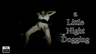 Телка с большими сиськами показывает свое тело на камеру прямо на улице