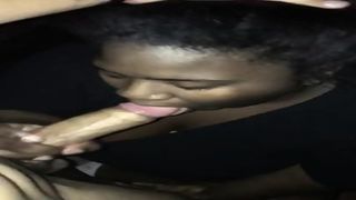 Племянник ебет свою черную тетку и кончает ей на лицо