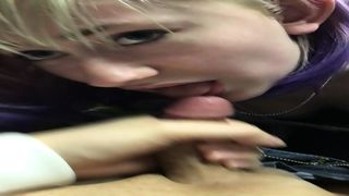 Неформалка сосет тонкий член парня под одеялом вечером