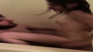 Небольшой трах в ванной от супружеской пары неформалов