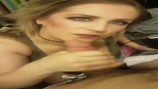 Зрелая мамаша старательно сосет большой хуй своего сына