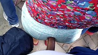 Чувак тычется своим большим возбуждённым хером в задницу незнакомки