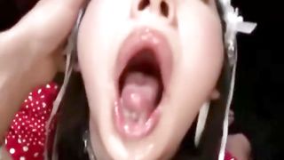 Молодые азиатки делают глубокий минет и глотают сперму мужиков