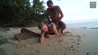 Нимфа ебется на пляже с мужиком, который увидел, как она мастурбирует на камеру